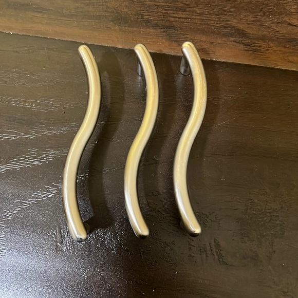 32 Silver Colored Cabinet Handles - Picture 1 of 7